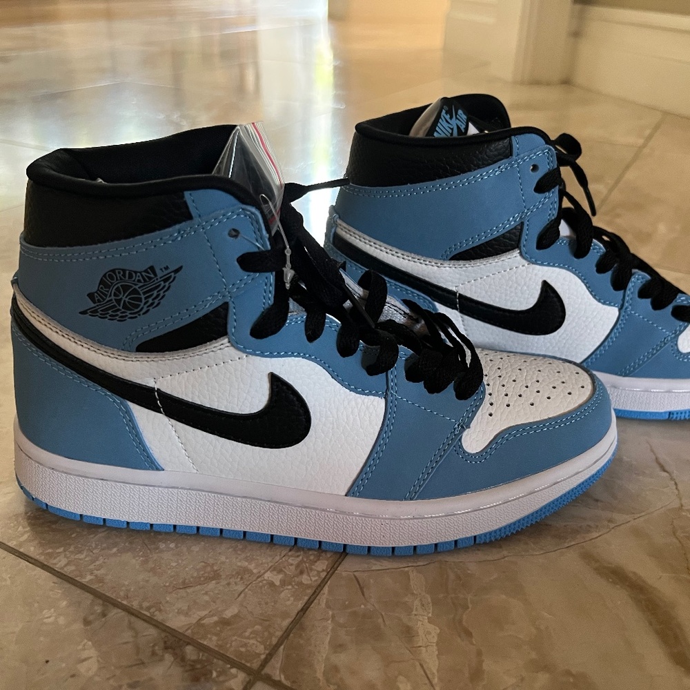 Air Jordan 1 Retro High OG ‘University Blue’ in women's size 7.5
